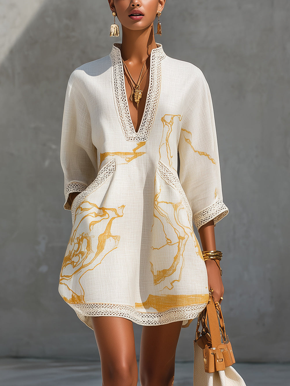 Aliénor | Vestido Curto em Renda Crochetada Marfim com Motivos Dourados e Decote em V