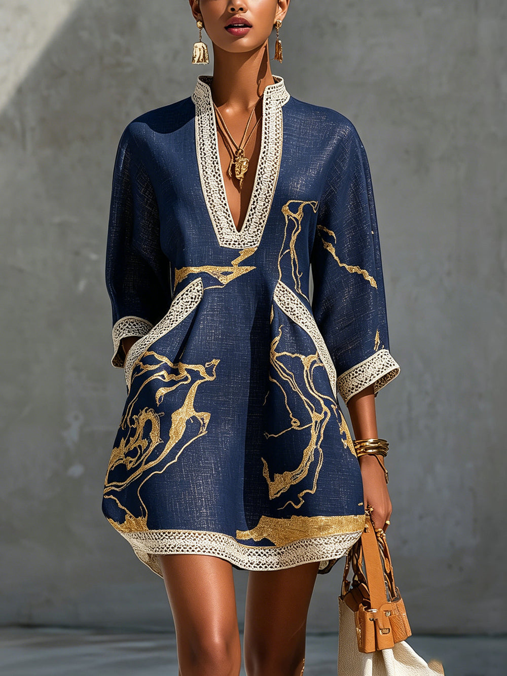 Cosette | Vestido Curto em Renda Crochetada Azul-Marinho com Motivos Dourados e Decote em V