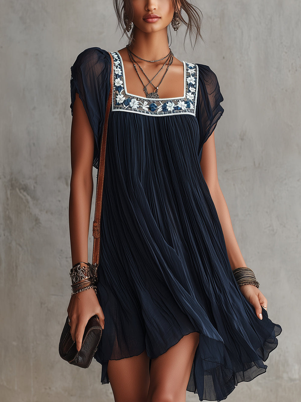 Apolline | Vestido Curto Plissado em Mousseline com Bordado Floral Azul-Marinho
