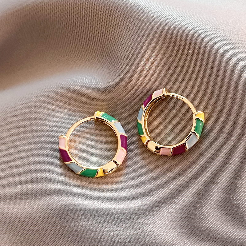 Brincos Elegantes com Email Dourado